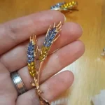 Beaut&Berry Trendy Ear of Wheat Brooches for Women Rhinestone Blue and Yellow Plant Pins 5-Color Unisex Casual Accessories Gifts photo review