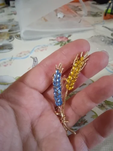 Beaut&Berry Ear of Wheat Brooches for Women Rhinestone Blue and Yellow Plant Pins 5-Color Unisex Casual Accessories Gifts photo review