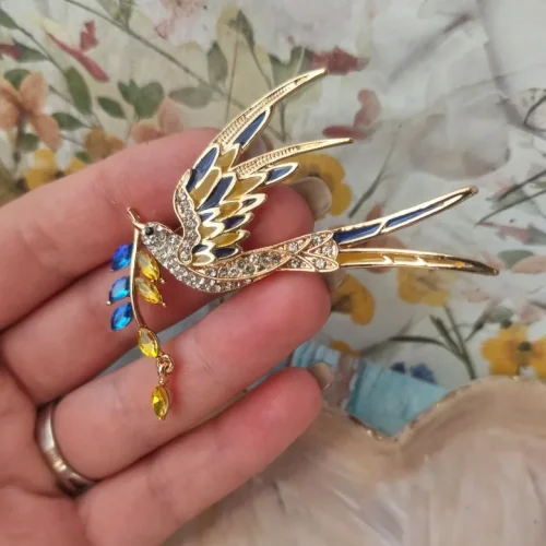 Beaut&Berry Sparkling Peace Dove Brooch for Women Rhinestone Ear of Wheat Pin Ukraine Casual Accessory Gift photo review