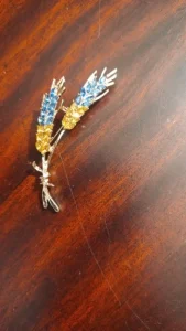 Beaut&Berry Trendy Ear of Wheat Brooches for Women Rhinestone Blue and Yellow Plant Pins 5-Color Unisex Casual Accessories Gifts photo review