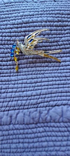 Beaut&Berry Sparkling Peace Dove Brooch for Women Rhinestone Ear of Wheat Pin Ukraine Casual Accessory Gift photo review