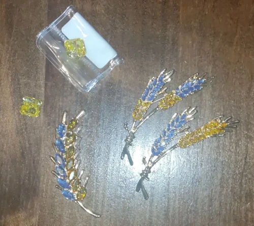 Beaut&Berry Ear of Wheat Brooches for Women Rhinestone Blue and Yellow Plant Pins 5-Color Unisex Casual Accessories Gifts photo review