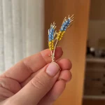 Beaut&Berry Trendy Ear of Wheat Brooches for Women Rhinestone Blue and Yellow Plant Pins 5-Color Unisex Casual Accessories Gifts photo review