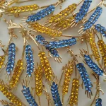 Beaut&Berry Trendy Ear of Wheat Brooches for Women Rhinestone Blue and Yellow Plant Pins 5-Color Unisex Casual Accessories Gifts photo review