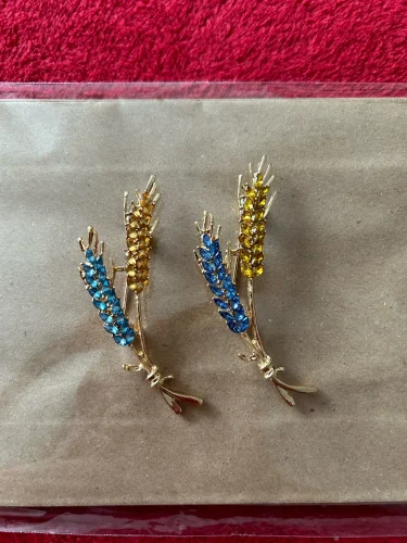 Beaut&Berry Trendy Ear of Wheat Brooches for Women Rhinestone Blue and Yellow Plant Pins 5-Color Unisex Casual Accessories Gifts photo review