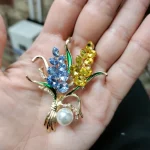 Beaut&Berry Ear of Wheat Brooches for Women Rhinestone Blue and Yellow Plant Pins 5-Color Unisex Casual Accessories Gifts photo review