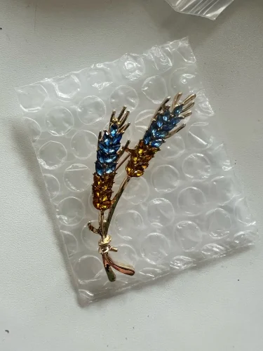 Beaut&Berry Trendy Ear of Wheat Brooches for Women Rhinestone Blue and Yellow Plant Pins 5-Color Unisex Casual Accessories Gifts photo review