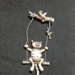 Beaut&Berry Trendy Retro Swing Cat Brooches Unisex 3-color Small Animal Pins Jewelry Accessories Gifts photo review