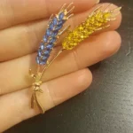 Beaut&Berry Trendy Ear of Wheat Brooches for Women Rhinestone Blue and Yellow Plant Pins 5-Color Unisex Casual Accessories Gifts photo review