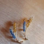 Beaut&Berry Trendy Ear of Wheat Brooches for Women Rhinestone Blue and Yellow Plant Pins 5-Color Unisex Casual Accessories Gifts photo review