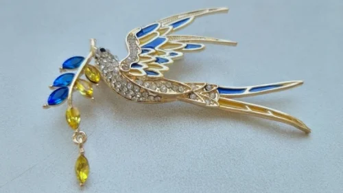 Beaut&Berry Sparkling Peace Dove Brooch for Women Rhinestone Ear of Wheat Pin Ukraine Casual Accessory Gift photo review