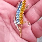 Beaut&Berry New Ear of Wheat Brooch for Women Unisex Plant Pin Ukrainian Patriotic Jewelry Casual Accessory Gift photo review