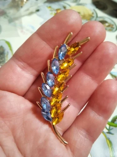 Beaut&Berry Ear of Wheat Brooches for Women Rhinestone Blue and Yellow Plant Pins 5-Color Unisex Casual Accessories Gifts photo review