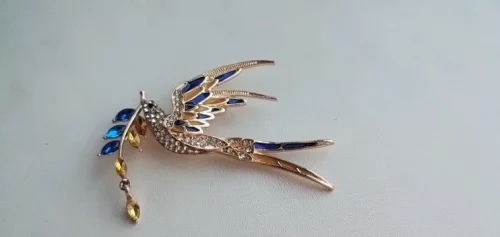 Beaut&Berry Sparkling Peace Dove Brooch for Women Rhinestone Ear of Wheat Pin Ukraine Casual Accessory Gift photo review