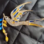 Beaut&Berry Sparkling Peace Dove Brooch for Women Rhinestone Ear of Wheat Pin Ukraine Casual Accessory Gift photo review