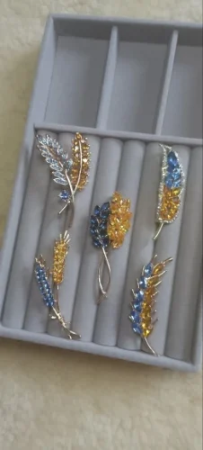 Beaut&Berry Ear of Wheat Brooches for Women Rhinestone Blue and Yellow Plant Pins 5-Color Unisex Casual Accessories Gifts photo review