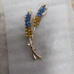 Beaut&Berry Trendy Ear of Wheat Brooches for Women Rhinestone Blue and Yellow Plant Pins 5-Color Unisex Casual Accessories Gifts photo review