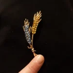 Beaut&Berry Trendy Ear of Wheat Brooches for Women Rhinestone Blue and Yellow Plant Pins 5-Color Unisex Casual Accessories Gifts photo review