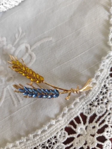 Beaut&Berry Trendy Ear of Wheat Brooches for Women Rhinestone Blue and Yellow Plant Pins 5-Color Unisex Casual Accessories Gifts photo review