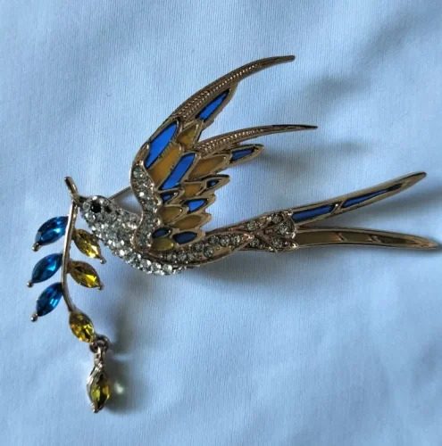 Beaut&Berry Sparkling Peace Dove Brooch for Women Rhinestone Ear of Wheat Pin Ukraine Casual Accessory Gift photo review