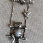 Beaut&Berry Trendy Retro Swing Cat Brooches Unisex 3-color Small Animal Pins Jewelry Accessories Gifts photo review