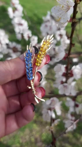 Beaut&Berry Trendy Ear of Wheat Brooches for Women Rhinestone Blue and Yellow Plant Pins 5-Color Unisex Casual Accessories Gifts photo review