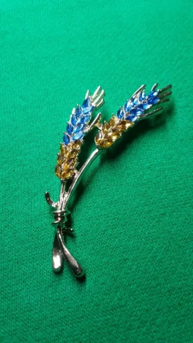 Beaut&Berry Trendy Ear of Wheat Brooches for Women Rhinestone Blue and Yellow Plant Pins 5-Color Unisex Casual Accessories Gifts photo review