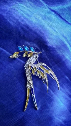 Beaut&Berry Sparkling Peace Dove Brooch for Women Rhinestone Ear of Wheat Pin Ukraine Casual Accessory Gift photo review