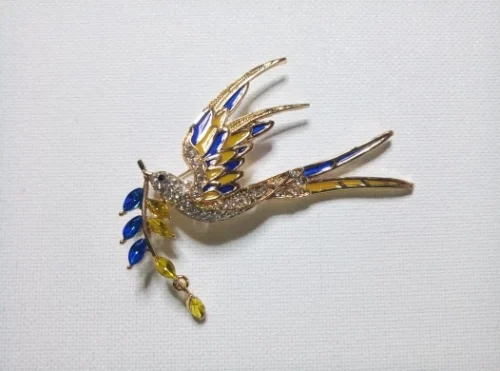 Beaut&Berry Sparkling Peace Dove Brooch for Women Rhinestone Ear of Wheat Pin Ukraine Casual Accessory Gift photo review