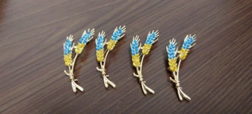 Beaut&Berry Trendy Ear of Wheat Brooches for Women Rhinestone Blue and Yellow Plant Pins 5-Color Unisex Casual Accessories Gifts photo review