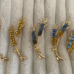 Beaut&Berry Trendy Ear of Wheat Brooches for Women Rhinestone Blue and Yellow Plant Pins 5-Color Unisex Casual Accessories Gifts photo review