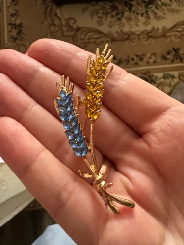 Beaut&Berry Rhinestone Ear of Wheat Brooches for Women Blue and Yellow Plant Pins Unisex Office Party Casual Accessories Gifts photo review