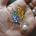 Beaut&Berry Ear of Wheat Brooches for Women Rhinestone Blue and Yellow Plant Pins 5-Color Unisex Casual Accessories Gifts photo review