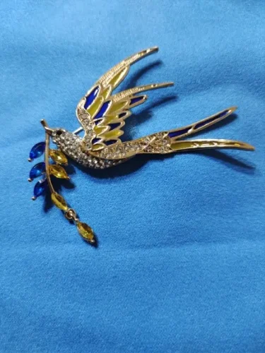 Beaut&Berry Sparkling Peace Dove Brooch for Women Rhinestone Ear of Wheat Pin Ukraine Casual Accessory Gift photo review