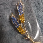 Beaut&Berry Ear of Wheat Brooches for Women Rhinestone Blue and Yellow Plant Pins 5-Color Unisex Casual Accessories Gifts photo review