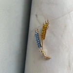 Beaut&Berry Trendy Ear of Wheat Brooches for Women Rhinestone Blue and Yellow Plant Pins 5-Color Unisex Casual Accessories Gifts photo review