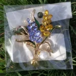 Beaut&Berry Trendy Ear of Wheat Brooches for Women Rhinestone Blue and Yellow Plant Pins 5-Color Unisex Casual Accessories Gifts photo review