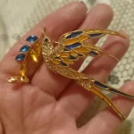 Beaut&Berry Sparkling Peace Dove Brooch for Women Rhinestone Ear of Wheat Pin Ukraine Casual Accessory Gift photo review