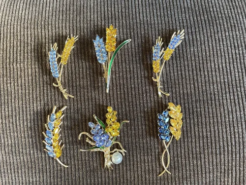 Beaut&Berry Ear of Wheat Brooches for Women Rhinestone Blue and Yellow Plant Pins 5-Color Unisex Casual Accessories Gifts photo review