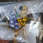 Beaut&Berry Trendy Ear of Wheat Brooches for Women Rhinestone Blue and Yellow Plant Pins 5-Color Unisex Casual Accessories Gifts photo review