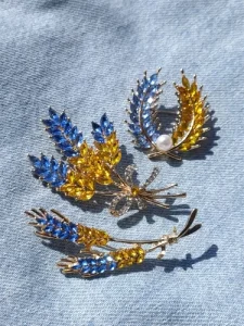 Beaut&Berry Rhinestone Ear of Wheat Brooches for Women Blue and Yellow Plant Pins Unisex Office Party Casual Accessories Gifts photo review