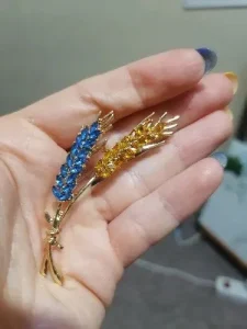 Beaut&Berry Trendy Ear of Wheat Brooches for Women Rhinestone Blue and Yellow Plant Pins 5-Color Unisex Casual Accessories Gifts photo review