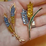 Beaut&Berry Trendy Ear of Wheat Brooches for Women Rhinestone Blue and Yellow Plant Pins 5-Color Unisex Casual Accessories Gifts photo review