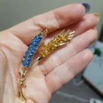 Beaut&Berry Trendy Ear of Wheat Brooches for Women Rhinestone Blue and Yellow Plant Pins 5-Color Unisex Casual Accessories Gifts photo review